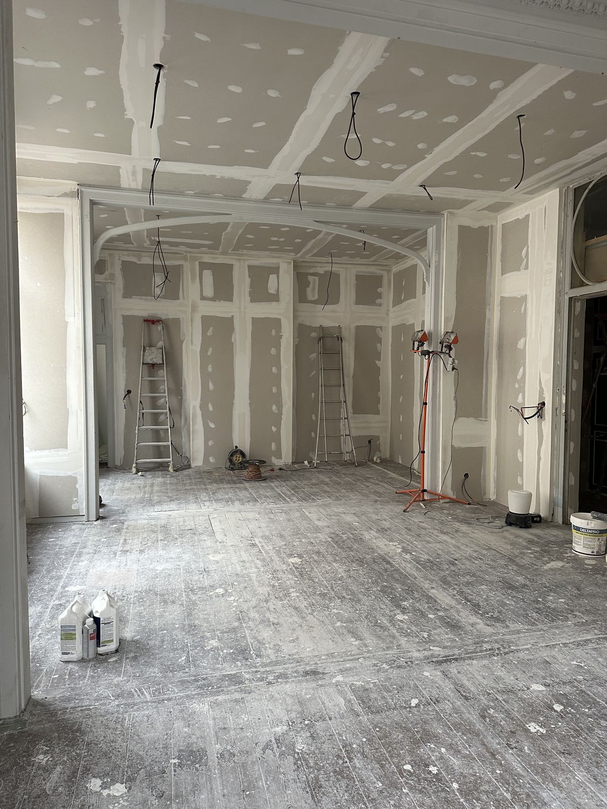 Salón moderno reformado - Reformas Julio César